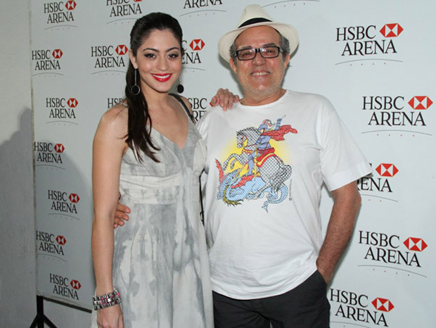 Carol Castro e o pai no 2º show de Eric Clapton, no Rio - 10/10/2011 (Foto: Roberto Filho / AgNews)