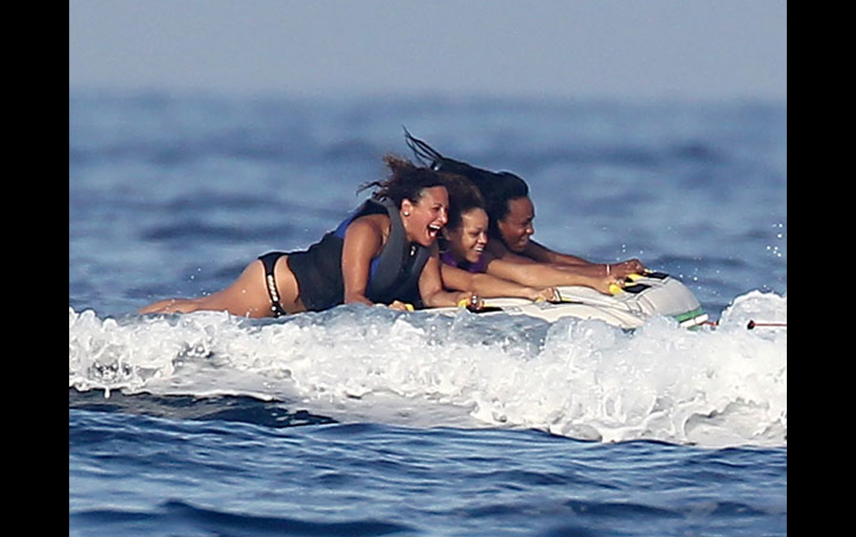 Rihanna se divertiu muito com as amigas praticando um wakeboard diferente em St.Tropez, na França