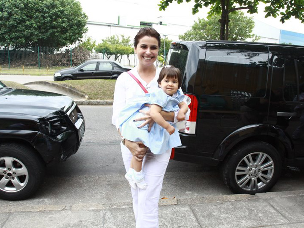 Giovanna Antonelli chega para a festinha de um ano das filhas gêmeas, Antônia e Sofia, numa casa de festas na Barra da Tijuca, na Zona Oeste do Rio