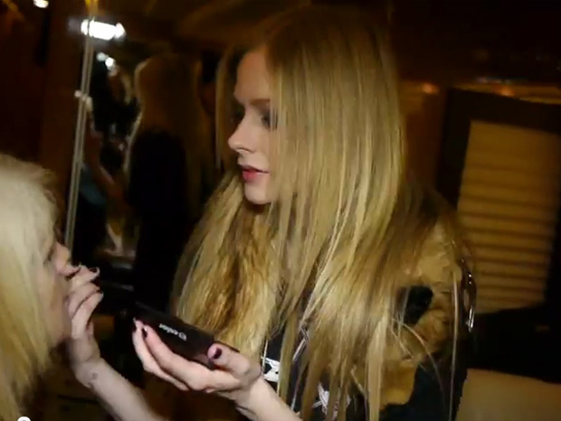 Avril Lavigne maqueia a mãe (Foto: YouTube / Reprodução)