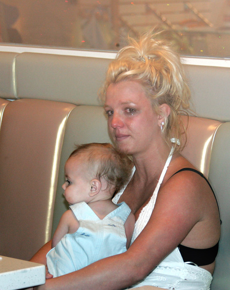 Britney comemora 30 anos nesta sexta, 2, após uma década conturbada. Nesta imagem, de 2006, a cantora chora após se atrapalhar em meio a um tumulto criado por parapazzi e quase cair com seu filho, Sean Preston, que estava em seu colo.