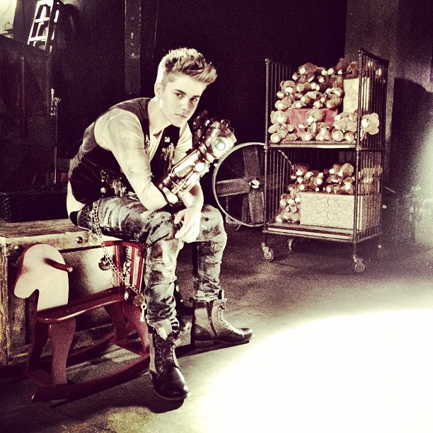 Justin Bieber com luva de ferro (Foto: Reprodução / Twitter)