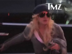 Lindsay Lohan em mais um dia de trabalho no necrotério (Foto: Reprodução)