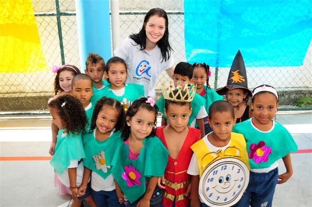 Nathalia Dill se diverte com crianças do 'Amigos da Escola' (Foto: Divulgação)