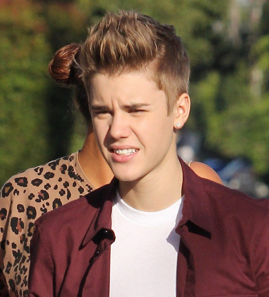 Justin Bieber usa cabelo para cima para gravar comercial em Los Angeles (Foto: X17)