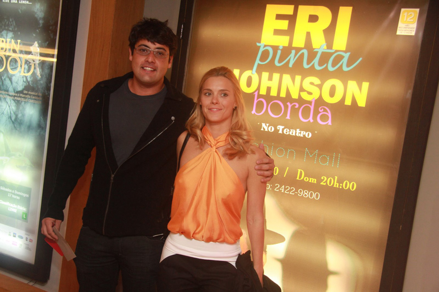 Bruno De Luca e Carolina Dieckmann foram assistir à peça de Eri Johnson, 'Eri pinta Johnson borda', em um teatro em São Conrado, na Zona Sul do Rio, na noite deste terça-feira, 1º