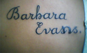 Fã tatuou o nome de Bárbara Evans, mas esqueceu o acento e ainda errou na grafia 