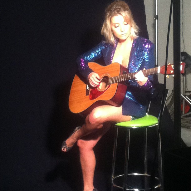 Luiza Possi tocando violão (Foto: Twitter / Reprodução)
