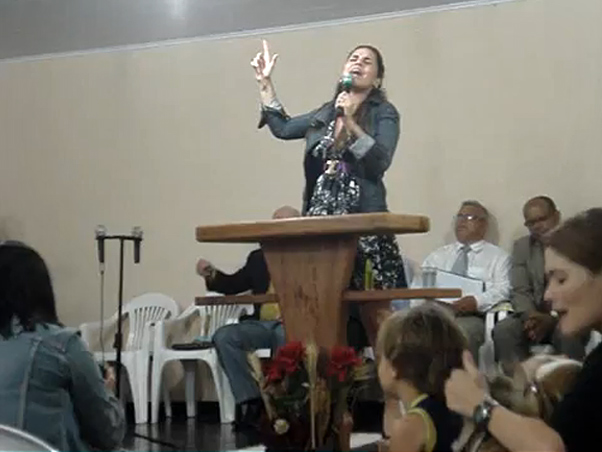 Perlla cantando na igreja do marido (Foto: Reprodução/Reprodução)