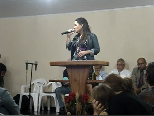 Perlla cantando na igreja do marido (Foto: Reprodução/Reprodução)