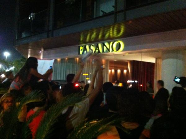Britney chega a hotel (Foto: Twitter/Reprodução)