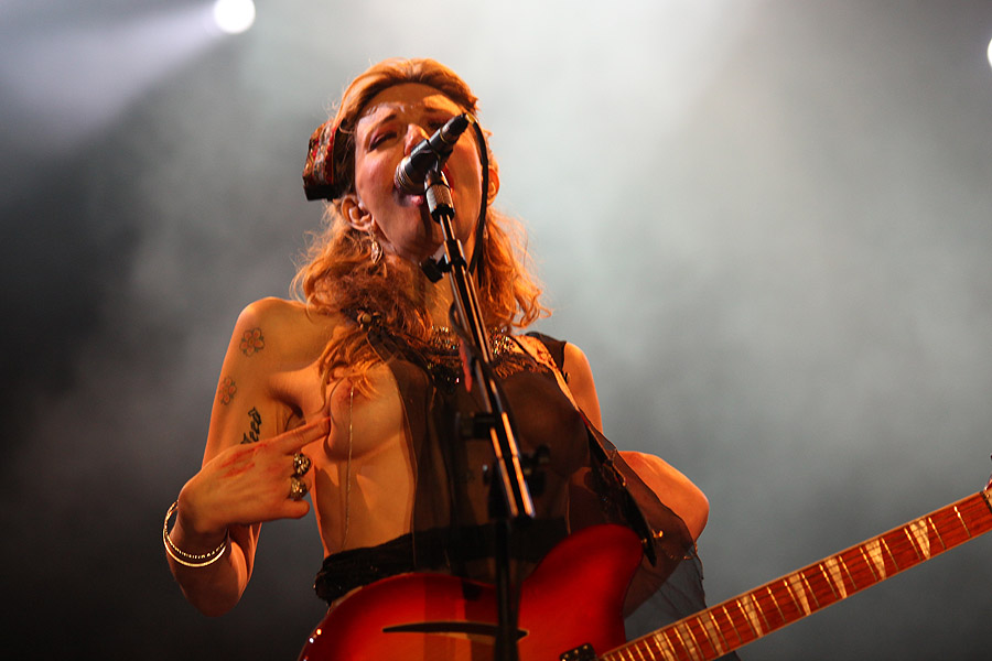 Courtney Love se empolgou tanto durante seu show no festival SWU, em novembro, que tirou a blusa e cantou com os seios à mostra.