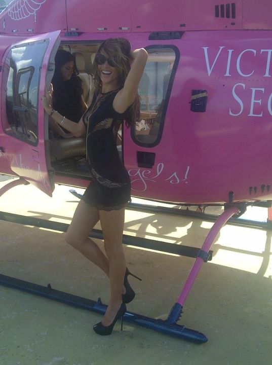Alessandra Ambrósio posta foto ao lado de helicóptero (Foto: Facebook / Reprodução)
