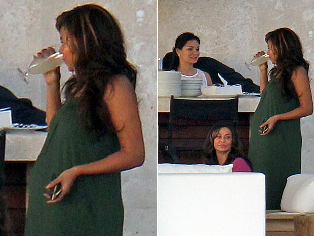 Beyoncé mostra barrigão de grávida durante almoço com amigos em Miami (Foto: Grosby Group)