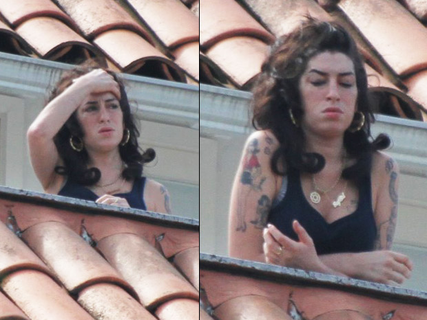 No dia 6, Amy Winehouse é fotografada na sacada do quarto do hotel onde ficou hospedada, no Rio
