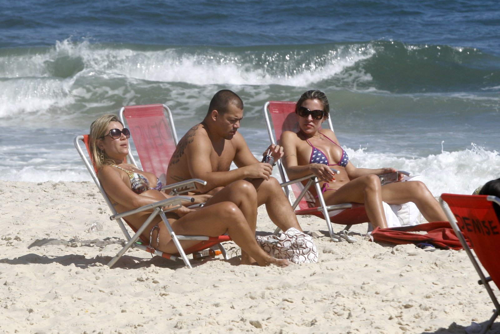 Joana Machado curtiu a segunda-feira, 21, de sol no Rio na praia de Ipanema, na Zona Sul da cidade. Ela estava acompanhada do namorado, Junior Figueiredo, de uma amiga e do filho