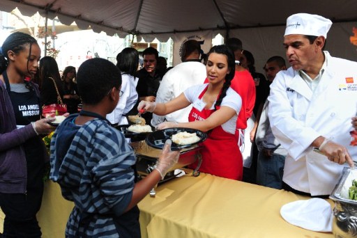 Kim Kardashian servindo comida (Foto: AFP)