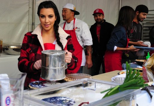 Kim Kardashian servindo comida (Foto: AFP)