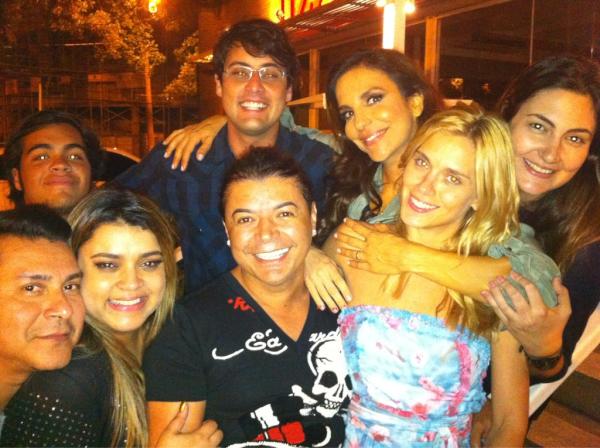 Preta Gil, David Brazil, Bruno De Luca, Carolina Dieckmann, Ivete Sangalo e amigos em restaurante no Rio (Foto: Twitter/ Reprodução)