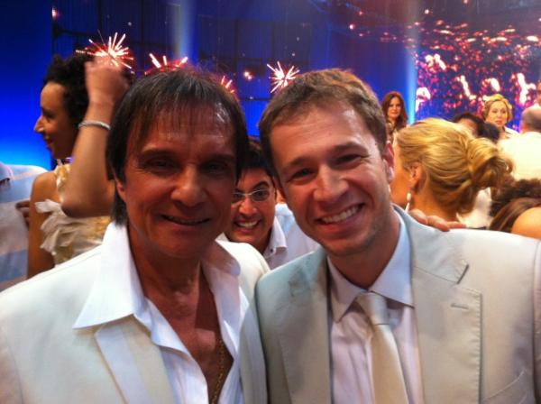 Tiago Leifert e Roberto Carlos (Foto: Reprodução/ Twitter)