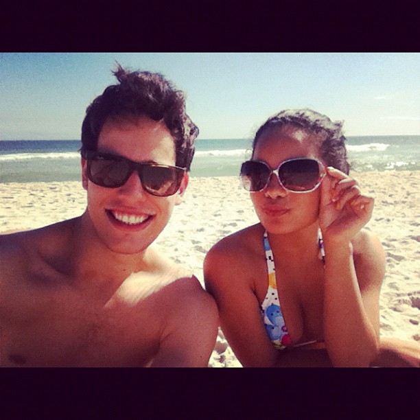 Carol Macedo curte praia no Rio com um amigo (Foto: Twitter / Reprodução)