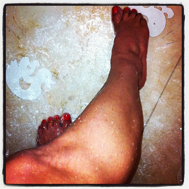 Luciele Di Camargo posta foto durante o banho no Twitter (Foto: Twitter / Reprodução)
