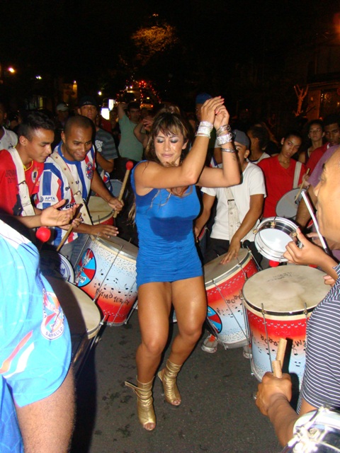 Jaqueline Khury se empolga em ensaio de escola de samba (Foto: AG. Famosos/Divulgação)