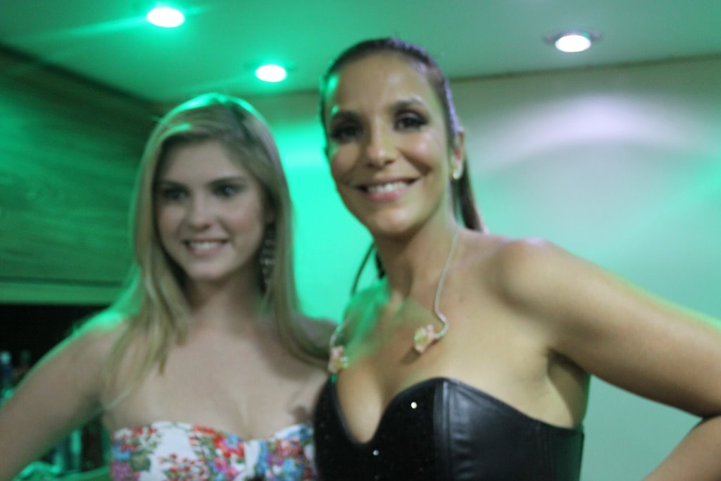 Bárbara Evans e Ivete Sangalo antes de a cantora subir no trio para se apresentar no Carnatal, neste sábado, 3, em Natal, no Rio Grande do Norte