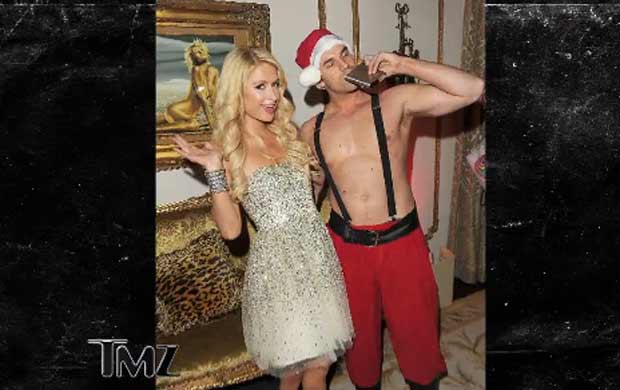 Paris Hilton posa com Papai Noel saradão (Foto: Reprodução/TMZ)