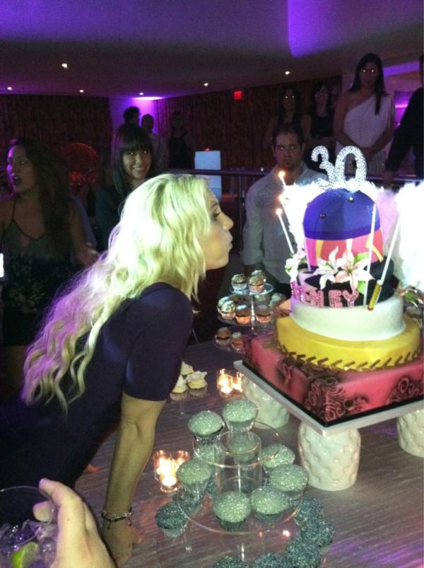 Britney Spears sopra velinhas de seu bolo de 30 anos (Foto: Reprodução / Twitter)
