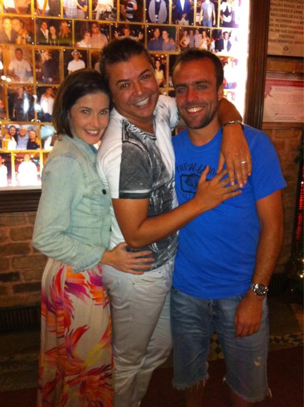 Deborah Secco, David Brazil e Roger Flores em churrascaria na Zona Oeste do Rio (Foto: Twitter/ Reprodução)