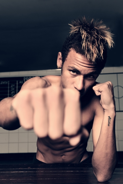 Neymar em ensaio para a 'TPM' (Foto: Daniel Aratangy/TPM)