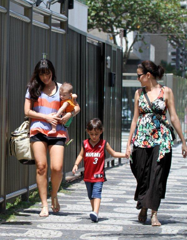 Daniele Suzuki passeia com o filho e uma amiga (Foto: André Freitas / AgNews)