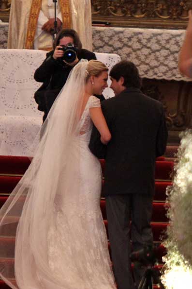 Cacá Bueno se casou com Talita Stoppazzolli na Igreja São Francisco de Paula neste sábado, 17