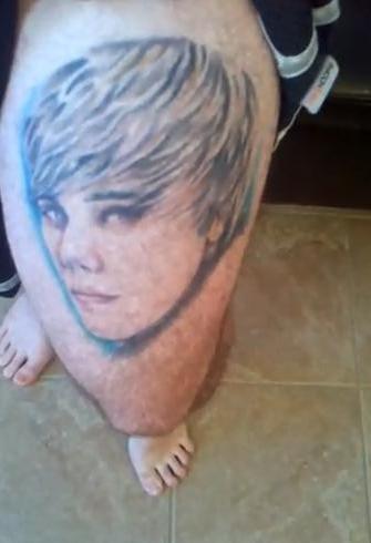 Fã tatua rosto de Justin Bieber na perna (Foto: Reprodução/ YouTube)