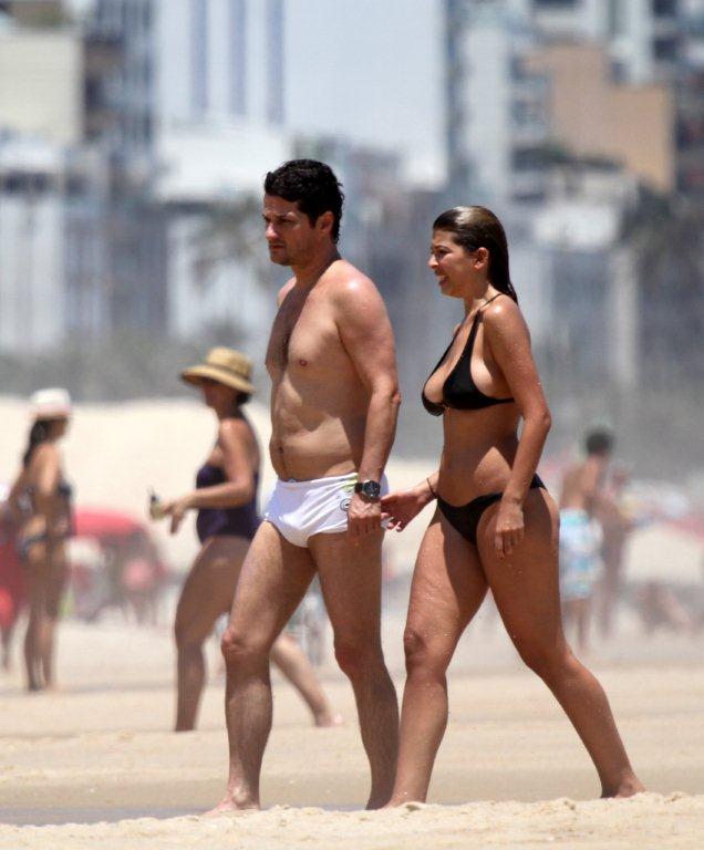 Marcelo Serrado e a noiva, Roberta, na praia do Leblon, no Rio (Foto: André Freitas / Ag. News)