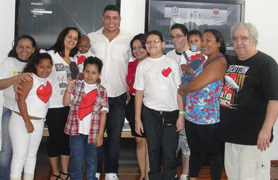 Ronaldo doa Kit de Natal a crianças com câncer (Foto: Divulgação)