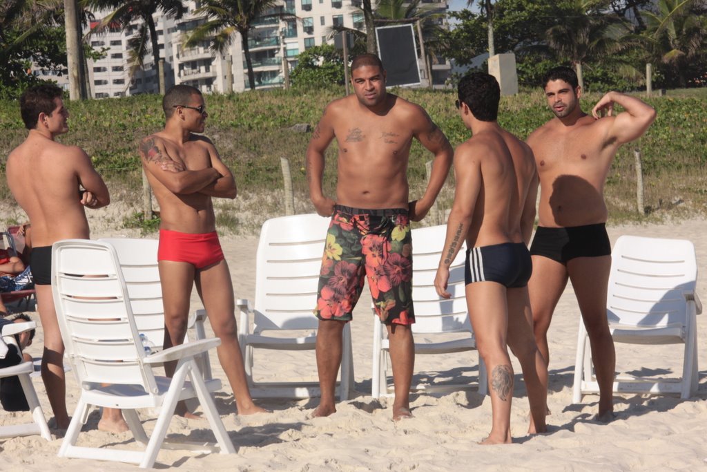 O jogador chegou à Praia da Barra da Tijuca cercado de amigos