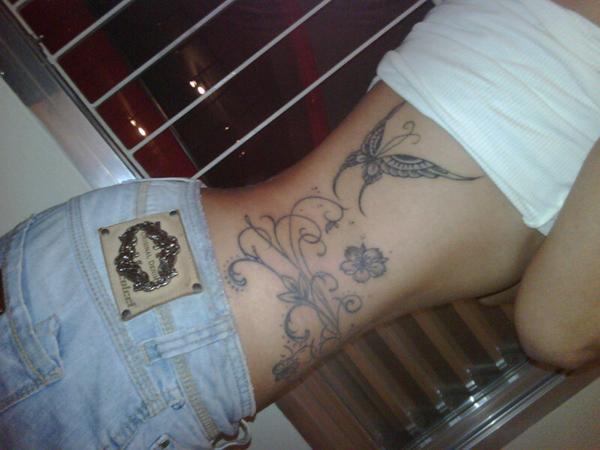 Lia Khey mostra nova tatuagem (Foto: Reprodução/Twitter)