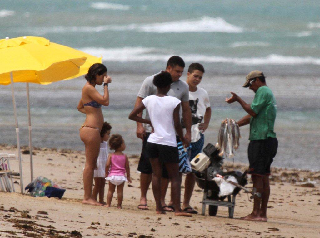 Ronaldo com a mulher, Bia Antony, e os filhos: Maria Sophia, Maria Alice e Ronald em Trancoso, na Bahia, nesta quinta-feira, 29