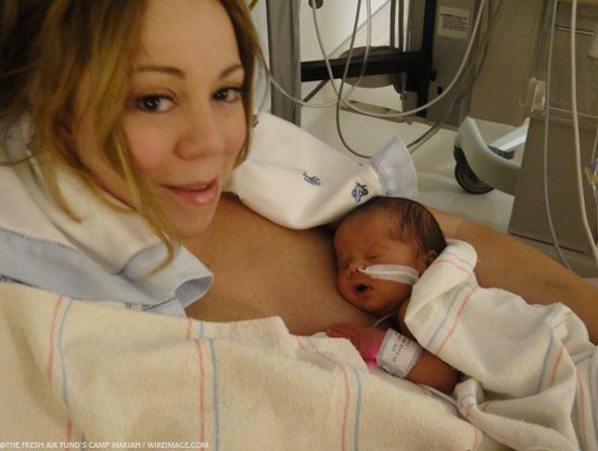 Mariah Carey com a menina Monroe (Foto: Reprodução Dem Babies)