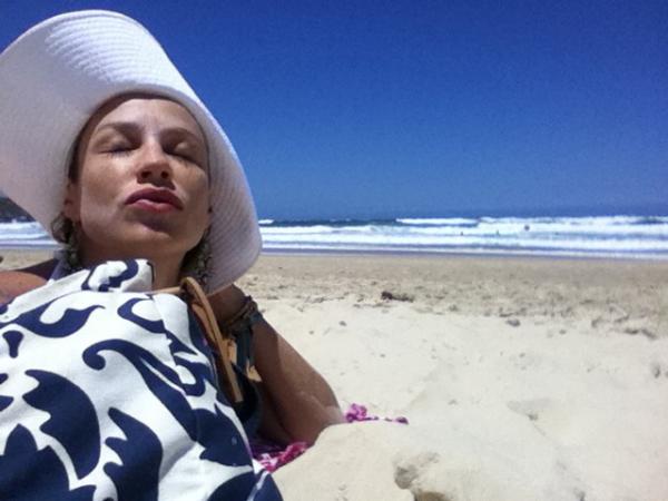 Luana Piovani pega sol na praia (Foto: Twitter/Reprodução)