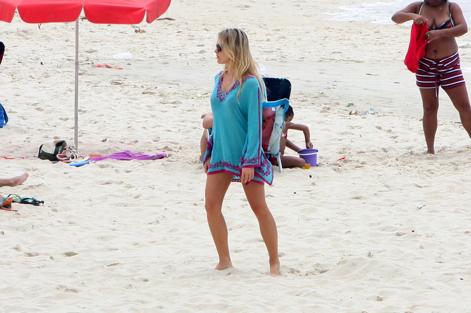 Fiorella Matheis chega na praia de Ipanema, no Rio