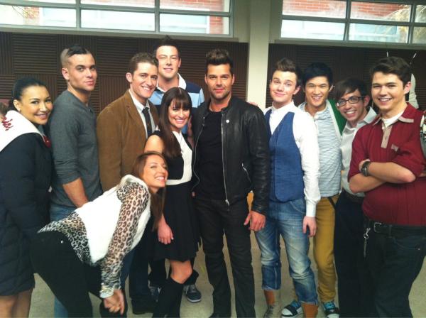 Ricky Martin com o elenco de 'Glee' (Foto: Twitter/ Reprodução)
