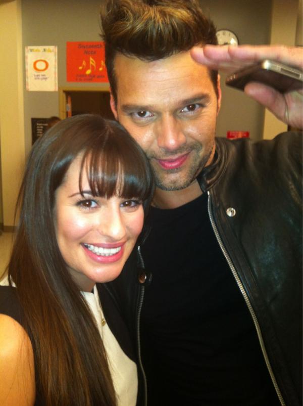 Lea Michele e Ricky Martin nos bastidores de 'Glee' (Foto: Twitter/ Reprodução)