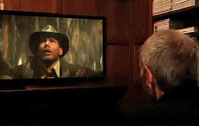 Harrison Ford assiste Indiana Jones e posta vídeo hilário no You Tube (Foto: Reprodução)
