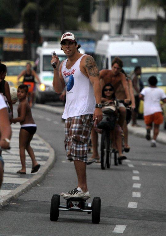 O ex-BBB Mau Mau anda de skate na orla de Ipanema (Foto: André Freitas / AgNews)