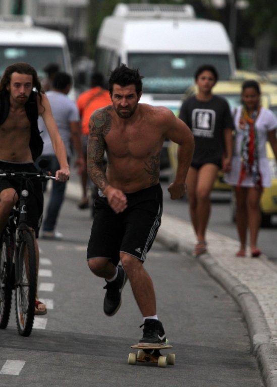 O ex-BBB Cristiano anda de skate na orla de Ipanema (Foto: André Freitas / AgNews)