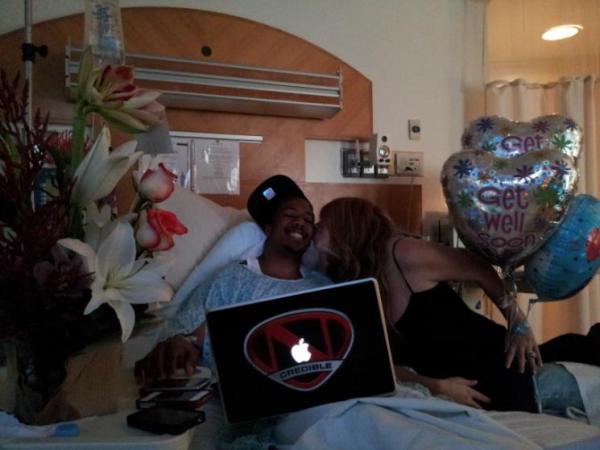 Mariah Carey e o marido, Nick Cannon, no hospital (Foto: Reprodução / Twitter)