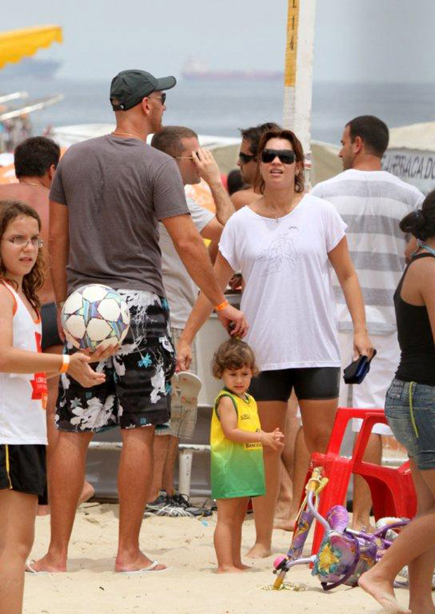 Nalbert com a filha e a mulher, Amandha Lee, na praia (Foto: André Freitas / AgNews)